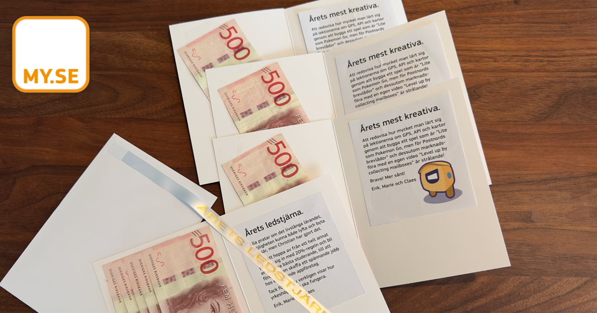 Flera vita kort med svenska 500-kronorssedlar och tryckta sedlar ligger utspridda på en träyta. En MY.SE-logotyp syns i det övre vänstra hörnet.