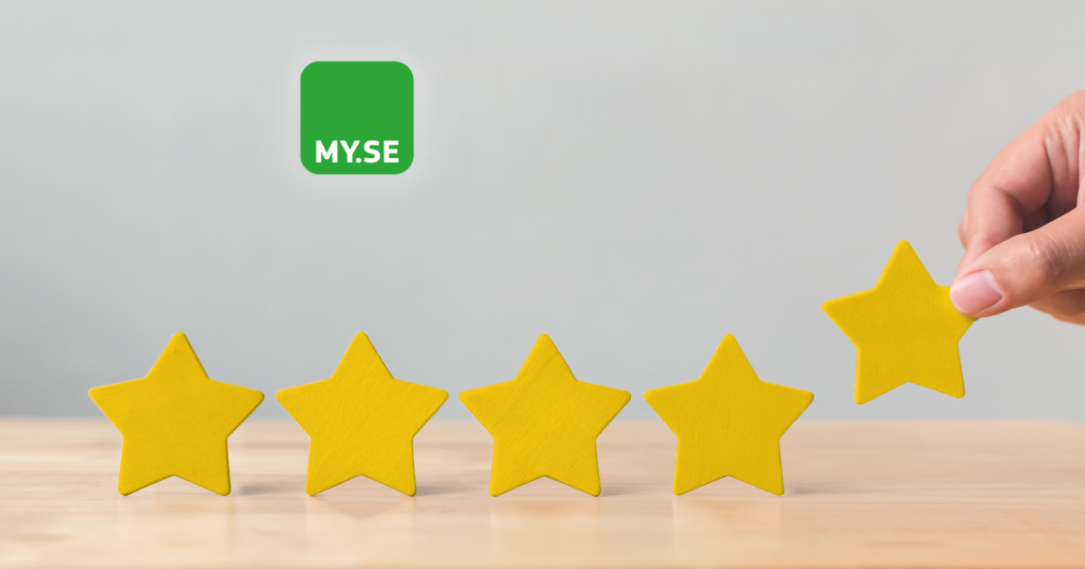 Fem gula stjärnor är arrangerade i rad på en träyta; en hand placerar den femte stjärnan. Ovanför stjärnorna finns en grön fyrkant med texten MY.SE i vitt.