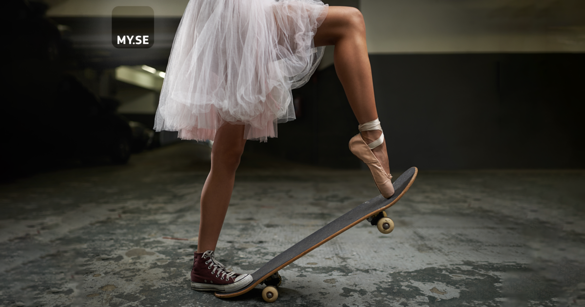 En person i rosa tutu står på en skateboard och balanserar på ena foten i en balettsko och den andra i en rödbrun sneaker. Bakgrunden är ett svagt upplyst stadsrum. Ordet MYSE syns längst upp till vänster.