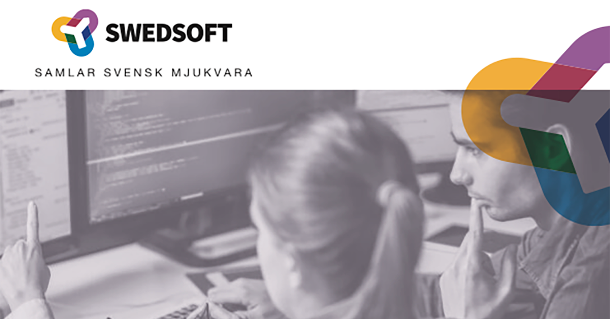 Två personer sitter vid datorskärmar, samarbetar och pekar på skärmarna. Swedsoft-logotypen och texten Samlar Svensk Mjukvara syns ovanför i bildhuvudet.