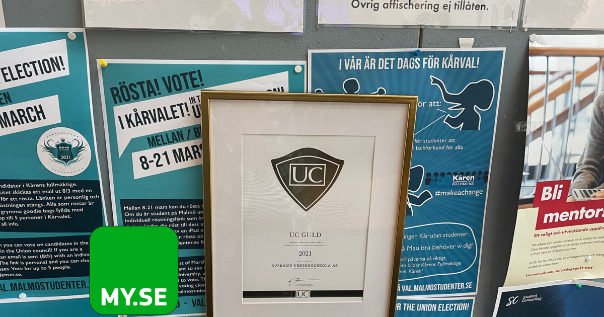 Ett inramat UC Guld-diplom visas på en vägg täckt med färgglada affischer på svenska som marknadsför studentval, evenemang och möjligheter. En grön MY.SE-klistermärke syns också.