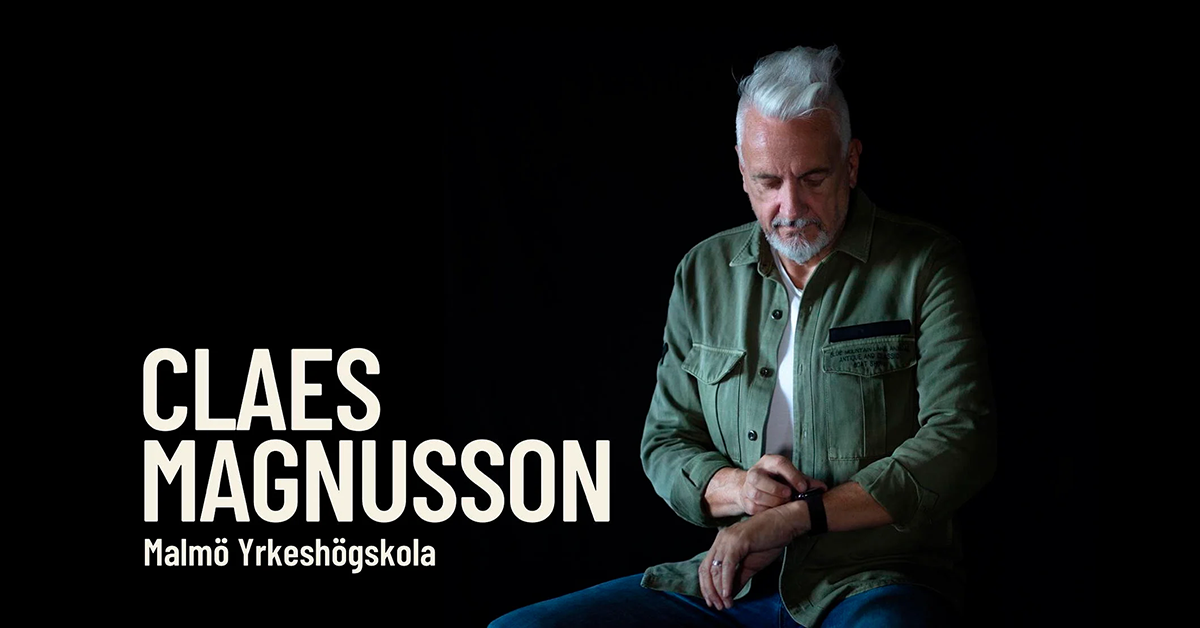 En man med grått hår och skägg, iklädd grön jacka och jeans, sitter mot en svart bakgrund och justerar sin klocka. Stor vit text lyder Claes Magnusson Malmö Yrkeshögskola.