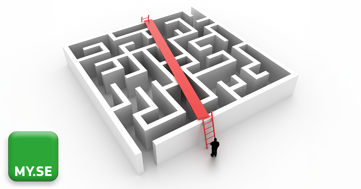 En person står vid en stege som leder över en labyrint, med en röd bro som sträcker sig rakt över den. I hörnet finns en grön ruta med MY.SE skrivet på den.