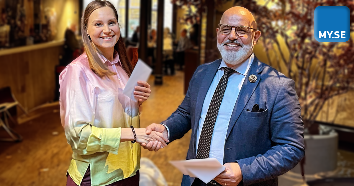 En kvinna och en man i formell klädsel skakar hand och ler mot kameran i en inomhusmiljö. Båda håller vita papper, och en blå MY.SE-logotyp syns i det övre högra hörnet.