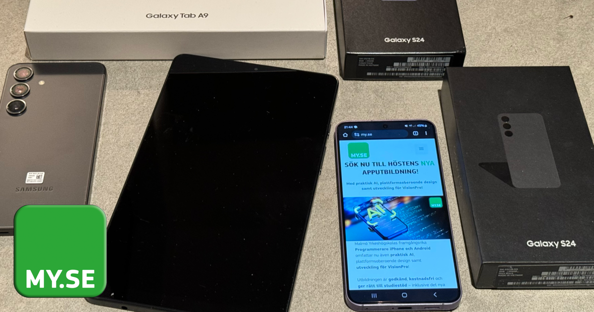 En Samsung Galaxy Tab A9, en Samsung Galaxy S24, deras lådor och en grön MY.SE-logotyp visas på en grå yta. Telefonskärmen visar en webbplats med svensk text.