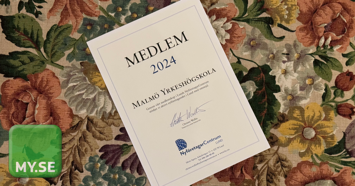 Ett certifikat märkt MEDLEM 2024 från Malmö Yrkeshögskola vilar på ett blommigt mönstrat tyg. I det nedre vänstra hörnet syns en grön MY.SE-logotyp.