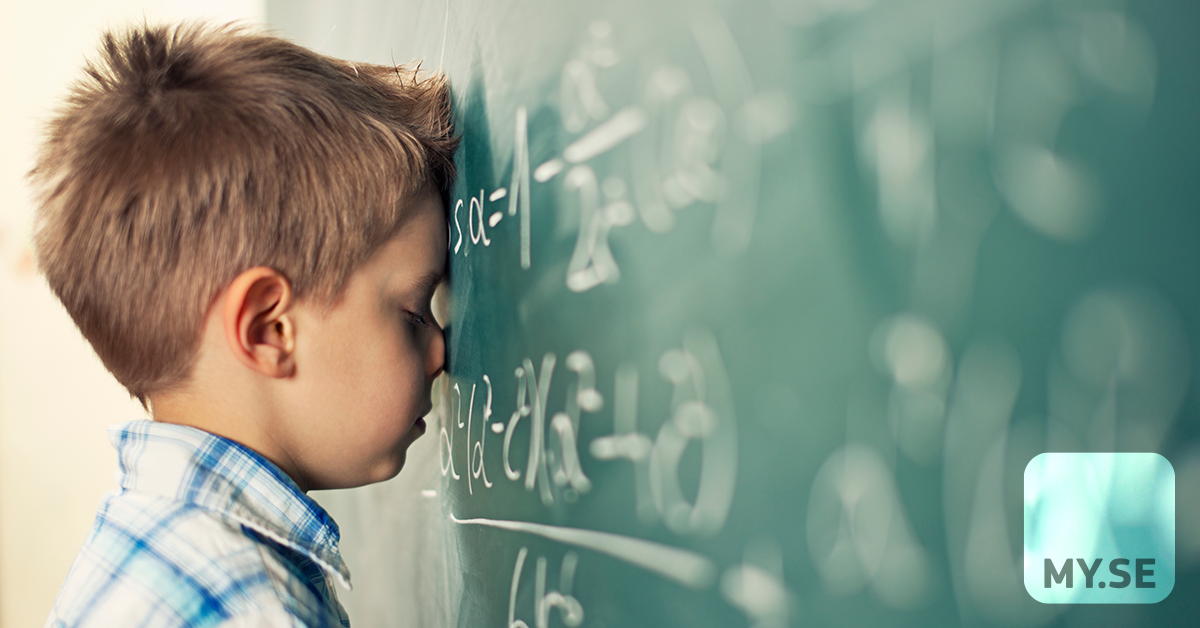 En ung pojke i rutig skjorta trycker pannan mot en griffeltavla täckt med matematiska ekvationer och ser frustrerad ut. I det nedre högra hörnet visas en suddig logotyp med texten MY.SE.