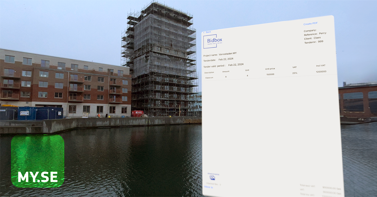 En byggarbetsplats vid vattnet visar en byggnad täckt av byggnadsställningar. I förgrunden syns ett digitalt fakturaöverlägg. Längst ner till vänster visas en grön logotyp med texten "MY.SE".