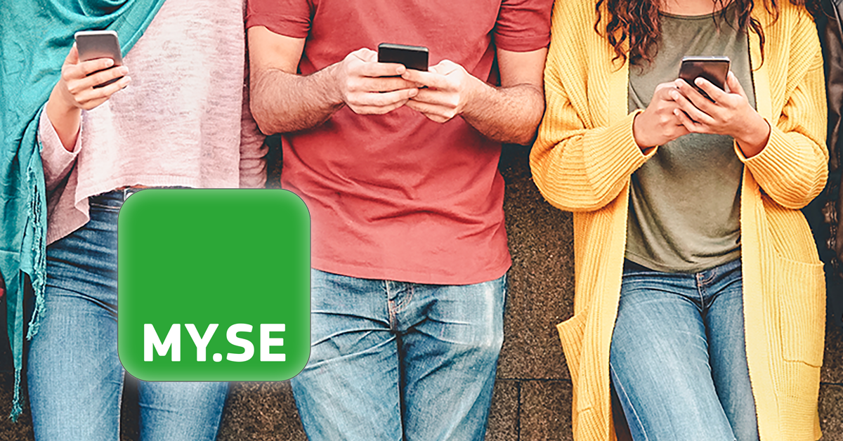 Tre personer sitter sida vid sida och använder varsin smartphone. De är avslappnat klädda. I förgrunden finns en grön fyrkantig logotyp med texten MY.SE i vitt.