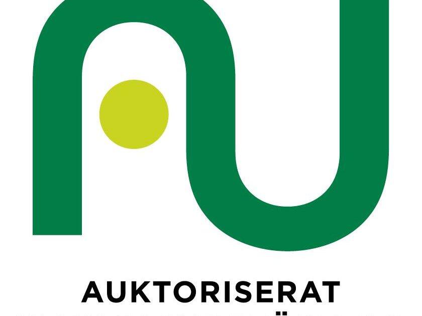 En grön stiliserad AU-logotyp med en gul prick inuti A:et, ovanför de svenska orden AUKTORISERAT UTBILDNINGSFÖRETAG med fetstilta svarta bokstäver.