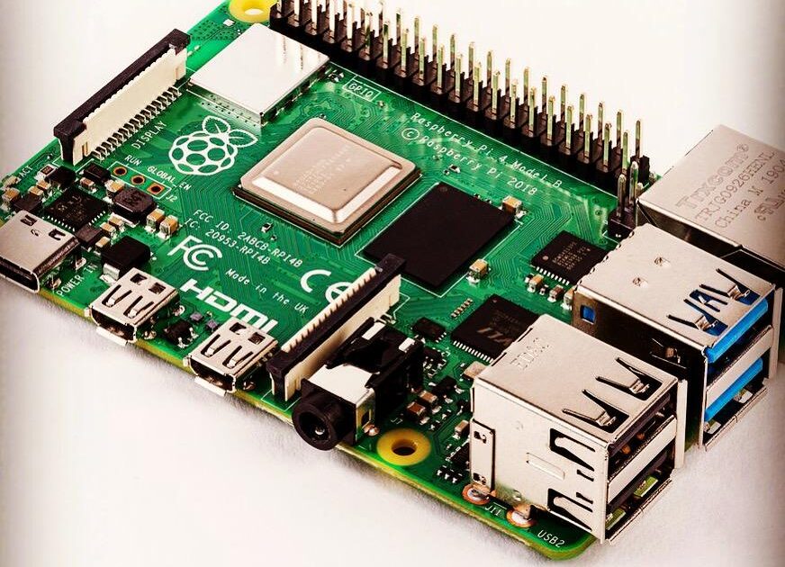 En närbild av en Raspberry Pi 4-dator med ett enda kort som visar dess gröna kretskort, USB-portar, HDMI-portar, GPIO-pinnar och processorchip.