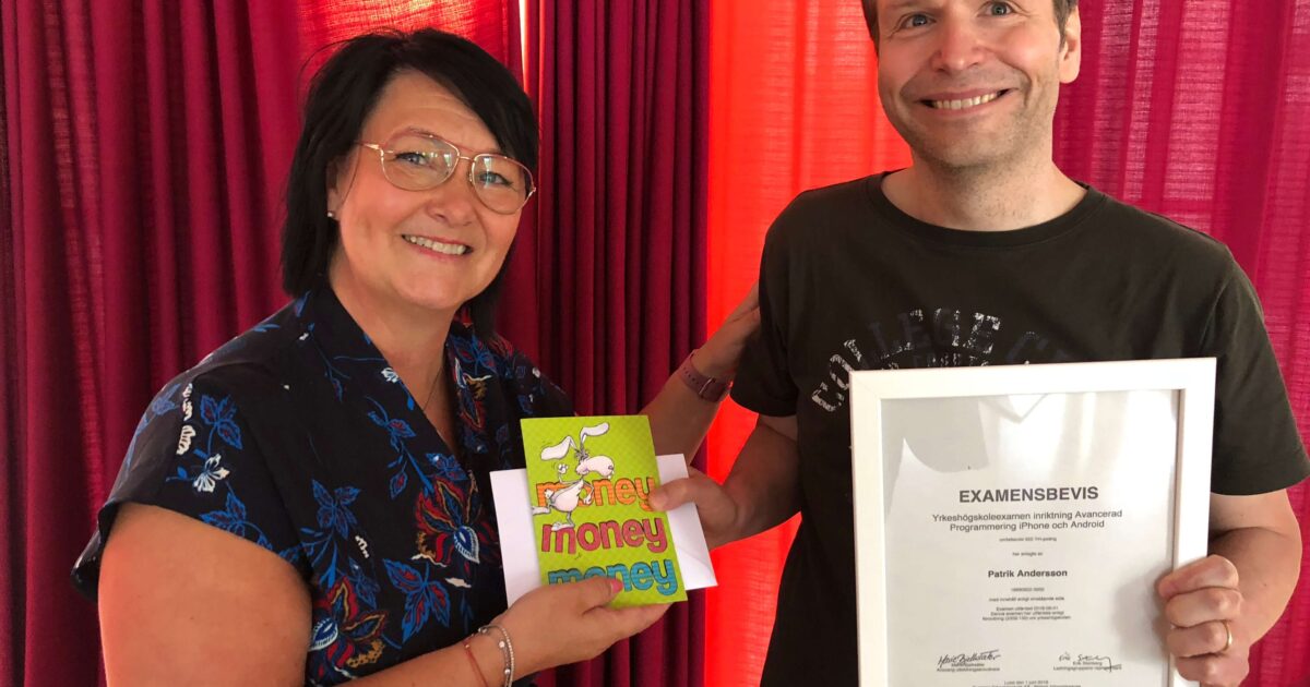 Två personer ler. Kvinnan till vänster håller ett färgglatt pengakort och mannen till höger håller ett inramat certifikat. De står framför röda gardiner.