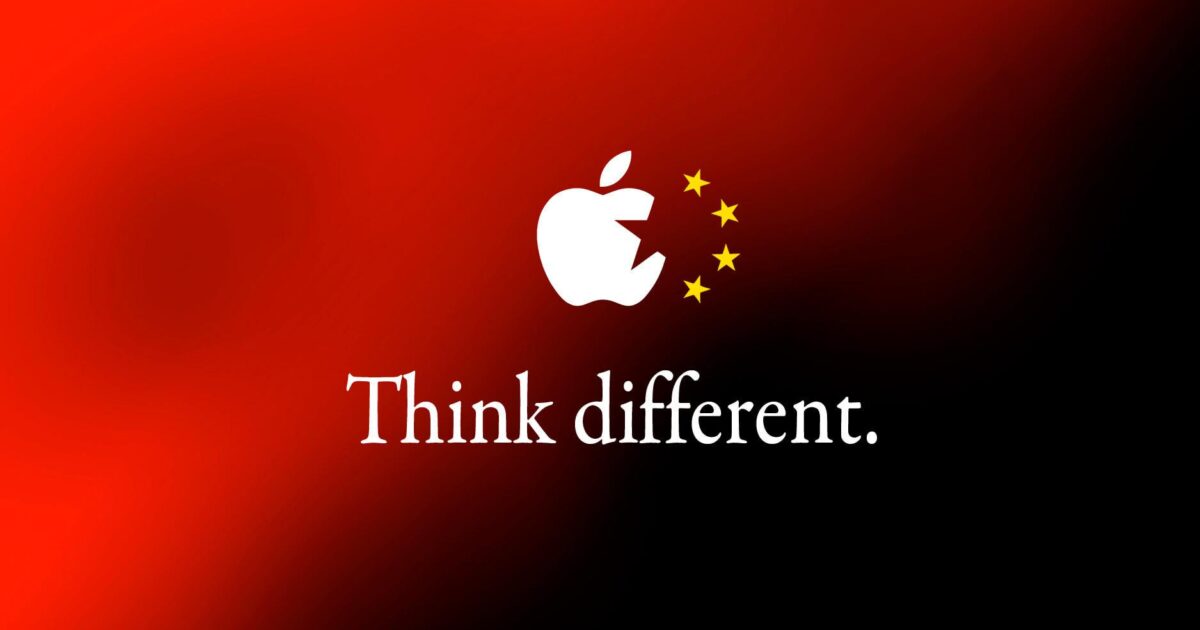 Apple-logotypen med tre gula stjärnor på en röd och svart tonad bakgrund, som liknar den kinesiska flaggan. Under logotypen står det vit text ”Tänk annorlunda”.