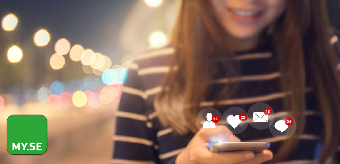 En kvinna i randig skjorta håller en smartphone på natten, med suddiga stadsljus bakom sig. Ikoner för aviseringar om sociala medier och en grön MY.SE-logotyp syns på bilden.