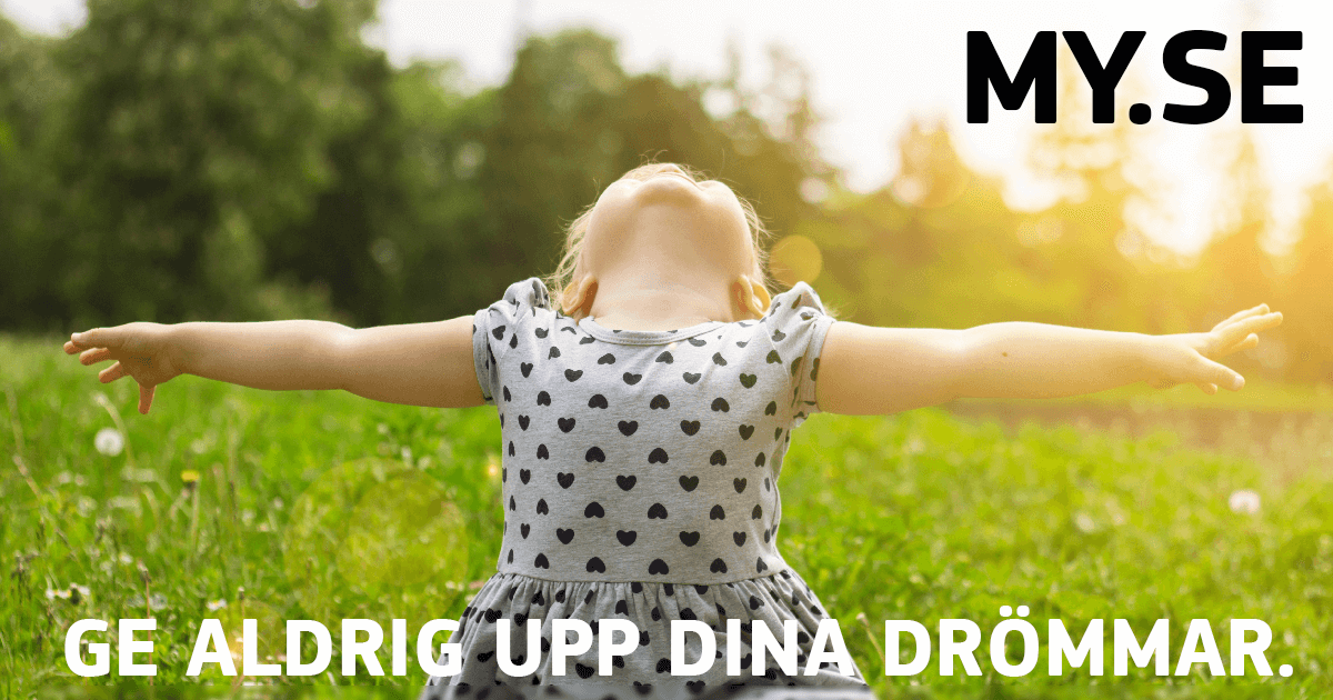 Ett litet barn i en klänning med hjärtmönster står på gräs med utsträckta armar och huvudet bakåtlutat. Solljus skiner mot bakgrunden. Svensk text lyder: GE ALDRIG UPP DINA DRÖMMAR. och MY.SE.