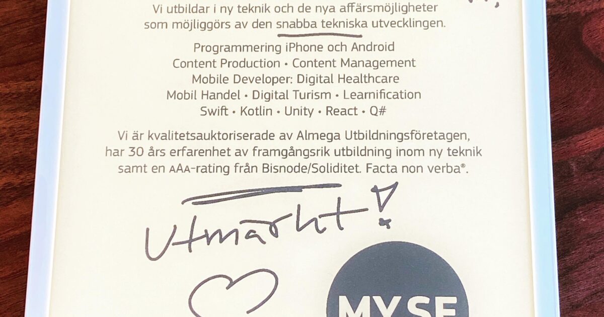 En surfplatta visar svensk text om teknisk utbildning vid Malmö Yrkeshögskola, med fokus på kurser som programmering och apputveckling. Handskrivna lappar med texten Va?, Utmanökt! och ett hjärta, med en MY.SE-logotyp längst ner till höger.