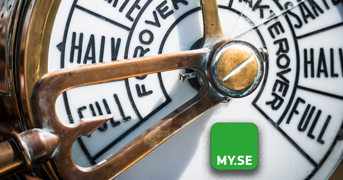 En närbild av en veteranmotortelegraf med nålen pekande mot Full. I förgrunden syns en grön fyrkant med texten MY.SE i vitt.