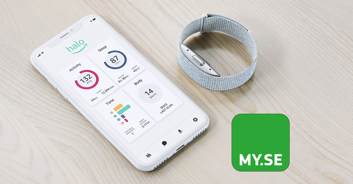 Ett armband för en fitnesstracker sitter bredvid en smartphone och visar hälsodata som aktivitet, sömn och kroppsstatistik på en ljus träyta. En grön ikon med MY.SE syns också.