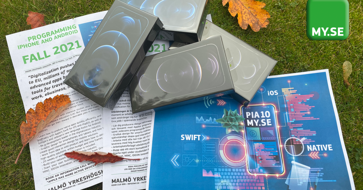 Flera nya iPhone-lådor ligger staplade ovanpå flygblad om programmeringskurser och en affisch för digital apputveckling på gräs, omgivna av höstlöv. En MY.SE-logotyp visas i det övre högra hörnet.