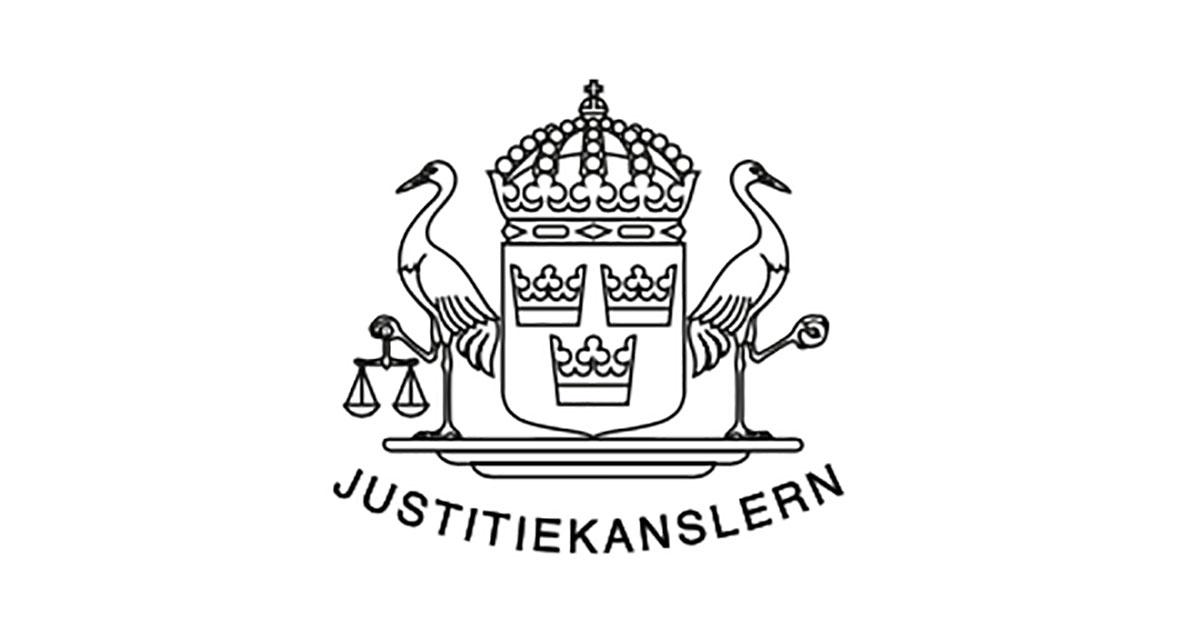Svartvitt emblem med en krona ovanför en sköld med tre kronor och ett lejon, flankerat av två hägrar, varav en håller fjäll. Ordet JUSTITIEKANSLERN är skrivet nedanför.