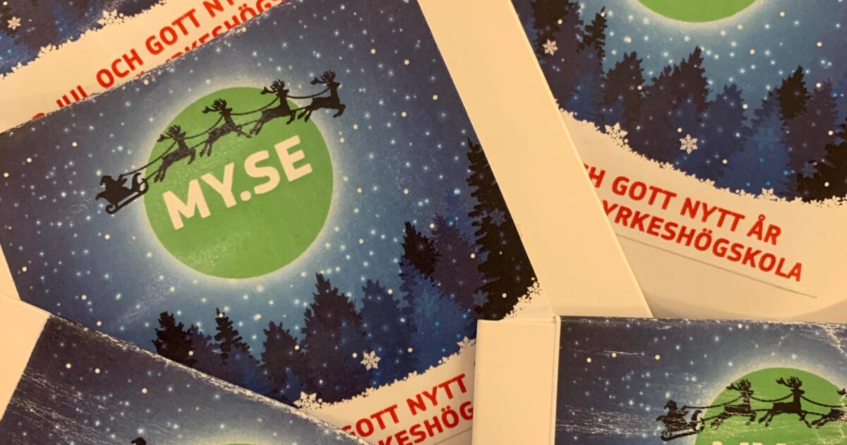 Flera julkort med natthimmel, silhuetter av tomtens släde och renar, och en grön måne med texten MY.SE. GOD JUL OCH GOTT NYTT ÅR i röd svensk text syns delvis på korten.