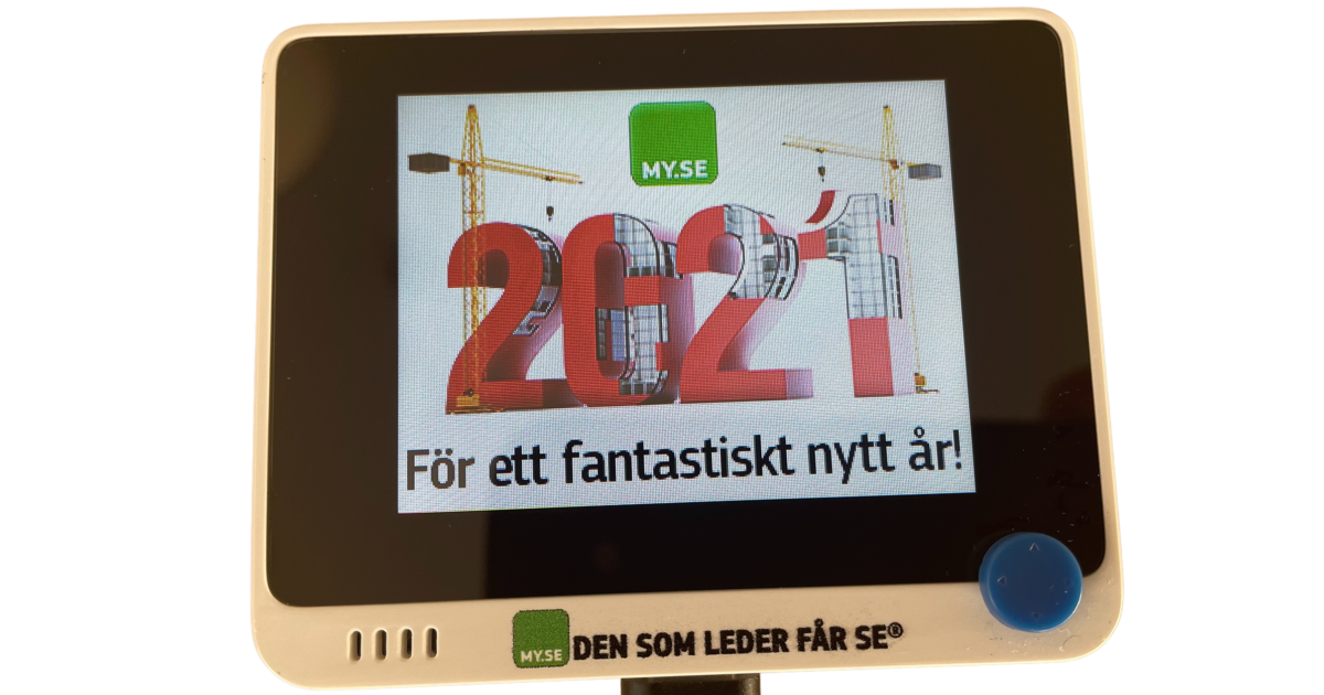 En digital skärm visar 2021 med kranar runt siffrorna och texten För ett fantastiskt nytt år! nedanför, tillsammans med MY.SE-varumärket högst upp och längst ner på skärmen.