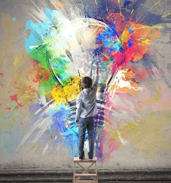 Ett barn som står på en pall målar en stor, färgglad glödlampa på en grå vägg. Texten lyder MY.SE högst upp och GE ALDRIG UPP DINA DRÖMMAR. längst ner, vilket betyder Ge aldrig upp dina drömmar på svenska.