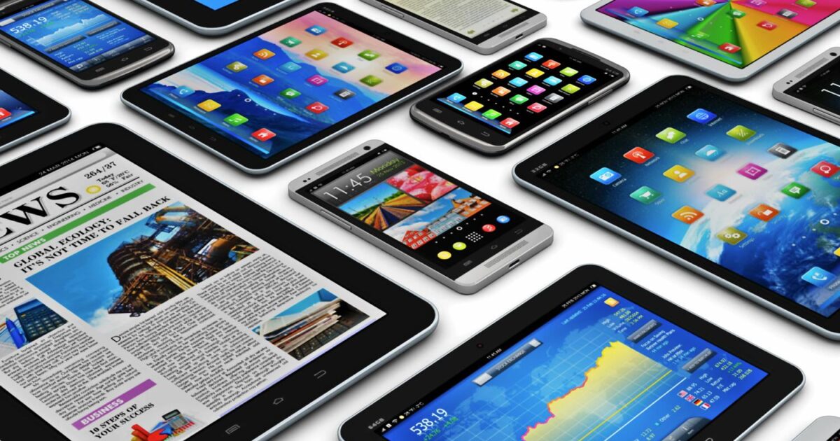 Flera smartphones och surfplattor visas mot en vit bakgrund, och var och en visar olika färgglada appikoner, grafer, nyheter och widgets på sina skärmar.