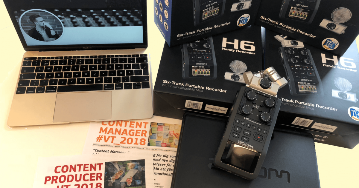 En bärbar dator som visar en video, flera Zoom H6 Handy Recorder-askar, en öppnad inspelare i ett fodral och flyers för Content Producer HT 2018 och Content Manager VT 2018 ligger arrangerade på ett skrivbord.