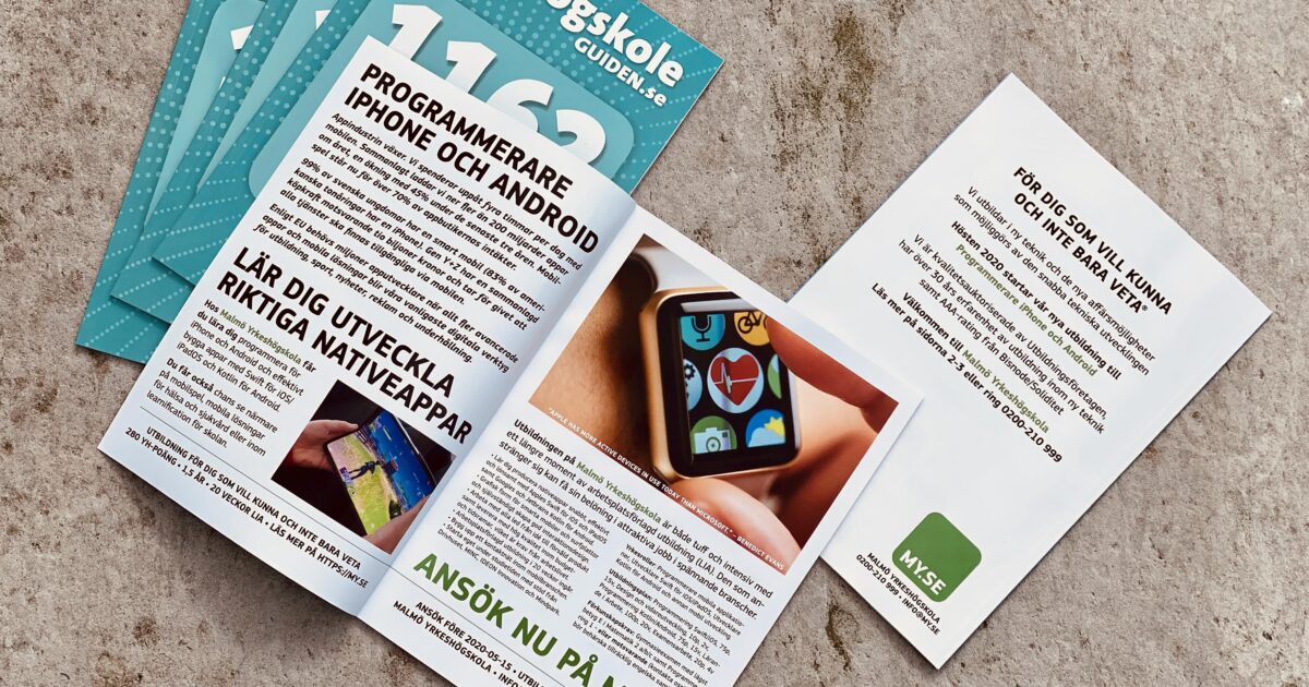 Fyra broschyrer ligger utspridda på en ljus yta. Broschyrerna är på svenska och har rubriker om utbildning, programmering för iPhone och Android, samt hur man ansöker till MYSE. En visar en smartklocka med appikoner.