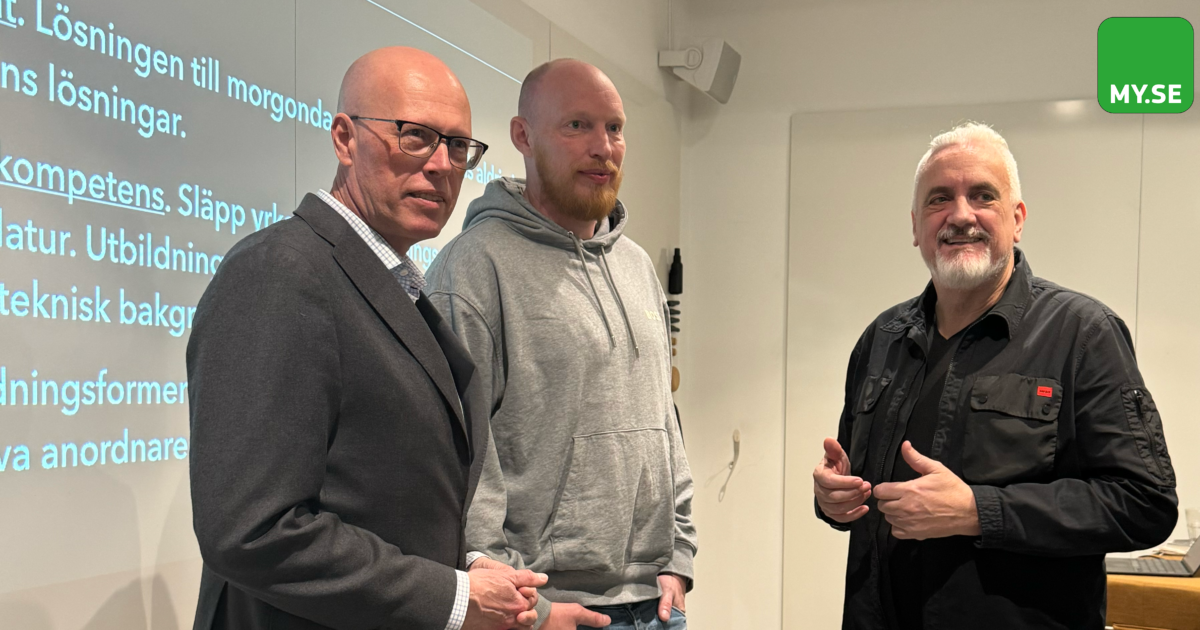 Tre män står tillsammans inomhus, poserar och tittar in i kameran. En har kostym, en har luvtröja och en har svart skjorta. Det finns en skärm med svensk text och en grön MY.SE-logotyp i bakgrunden.