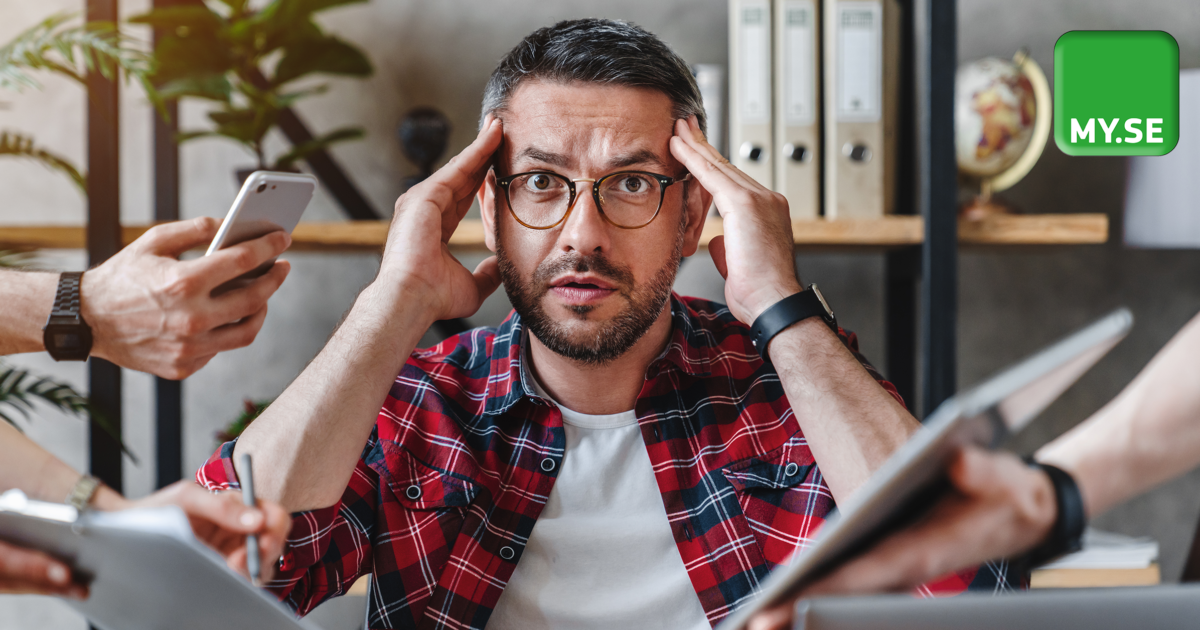 En man i glasögon och en rödrutig skjorta ser stressad ut medan han håller för huvudet. Flera händer runt honom håller en telefon, anteckningsbok och surfplatta. En grön MY.SE-logotyp syns i det övre högra hörnet.