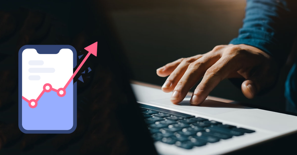 En persons hand som skriver på ett laptoptangentbord, med en illustrerad smartphone som visar en uppåtgående graf som visas på vänster sida av bilden.