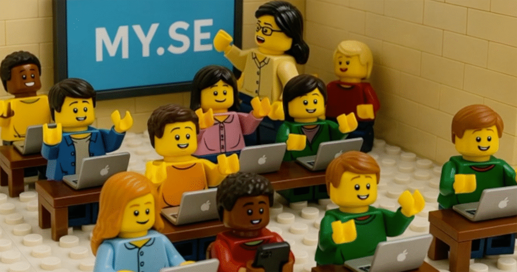 LEGO-figurer sitter vid skrivbord med bärbara datorer och räcker upp handen i ett klassrum. En LEGO lärare står framför en tavla med texten "MY.SE", ler och engagerar sig i eleverna. Scenen är färgglad och livlig.