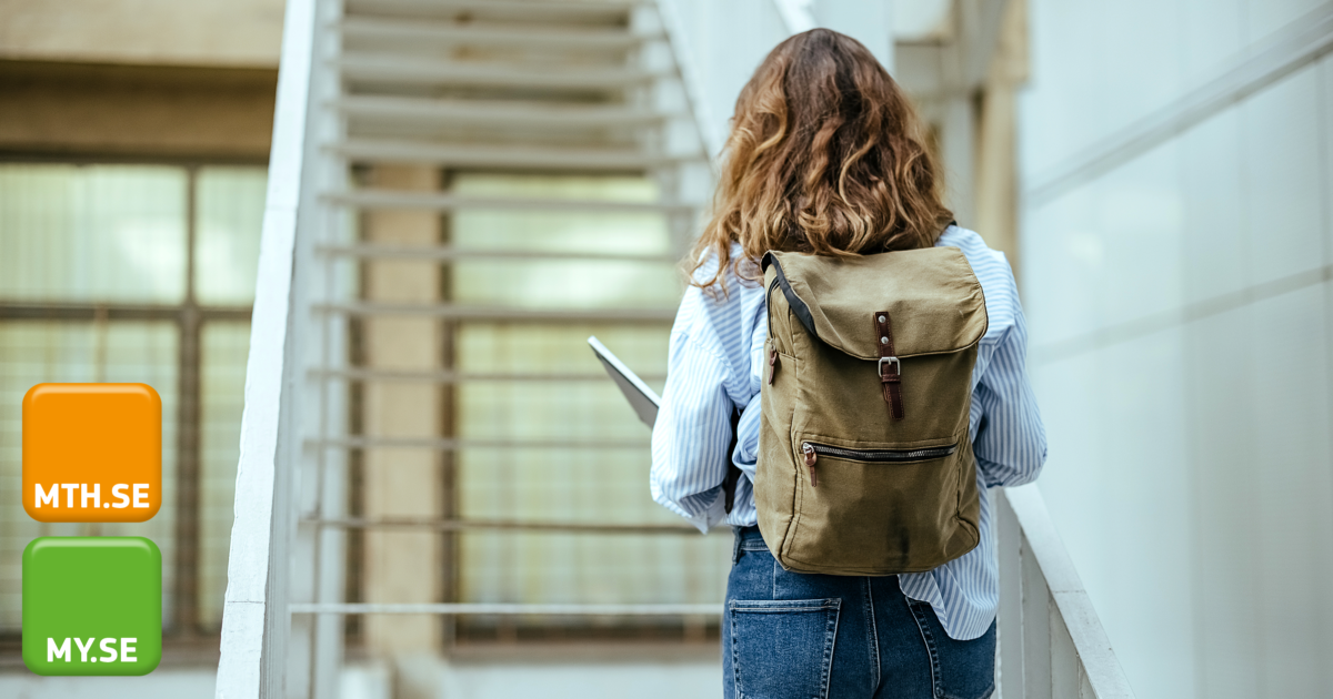 En student med ryggsäck och anteckningsblock går uppför en utomhustrappa. Till vänster syns orange och gröna knappar märkta MTH.SE och MY.SE. Scenen ser ut att vara på ett campus eller i en skolbyggnad.