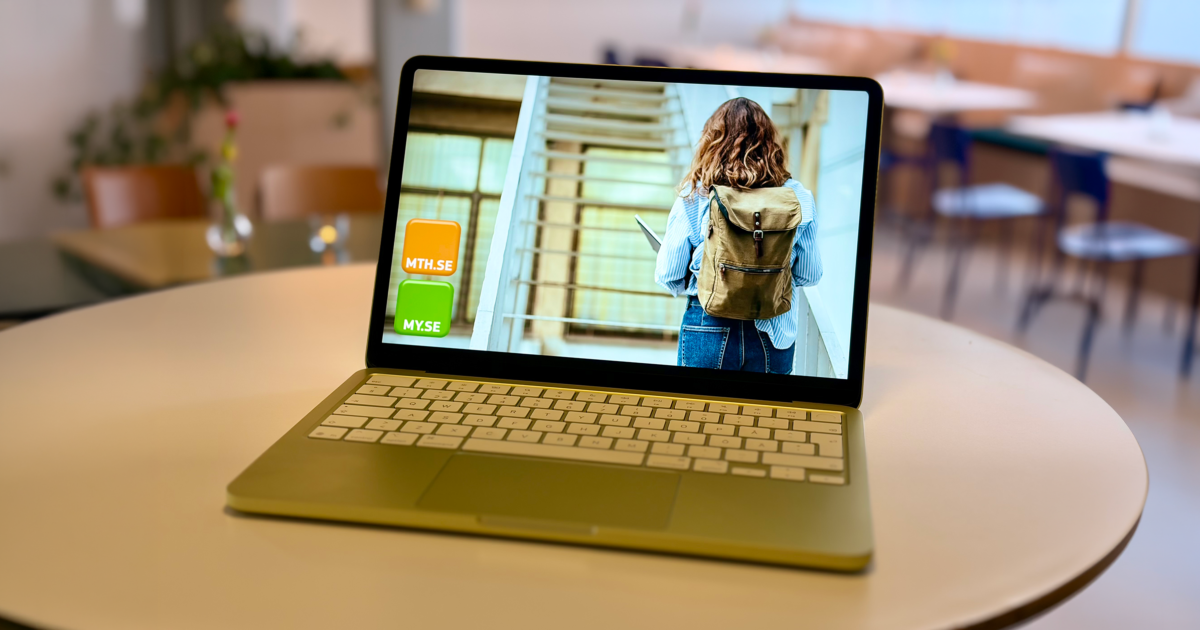 En bärbar dator på ett runt bord visar en bild av en person med ryggsäck som går uppför en trappa. På skärmen finns också två knappar märkta MITÅLS och MYSE. Bakgrunden är ett suddigt, modernt inomhusutrymme.