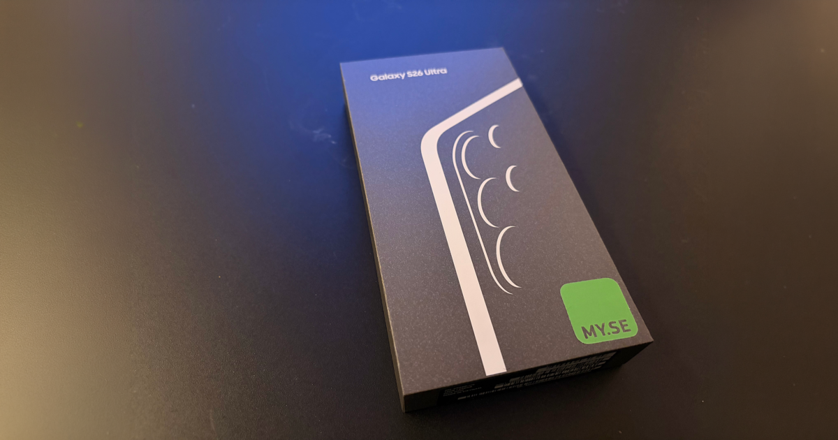 En svart låda för smarttelefonen Galaxy S23 Ultra med en stiliserad kontur av telefonen och kamerorna på framsidan, placerad på en mörk yta. Ett grönt klistermärke med texten MY.SE finns i det nedre högra hörnet.